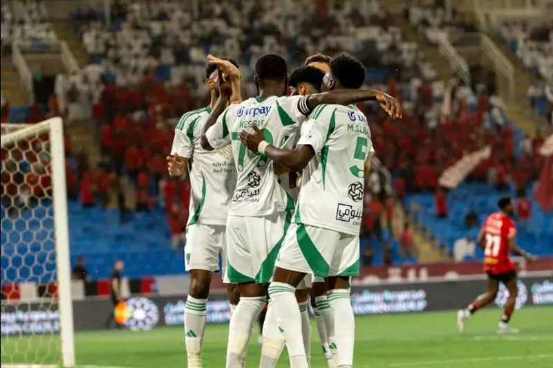 الأهلي يتفوق على الرياض ويحقق المركز الخامس في ختام الدوري السعودي، بطل آسيا يترك بصمة مميزة.
