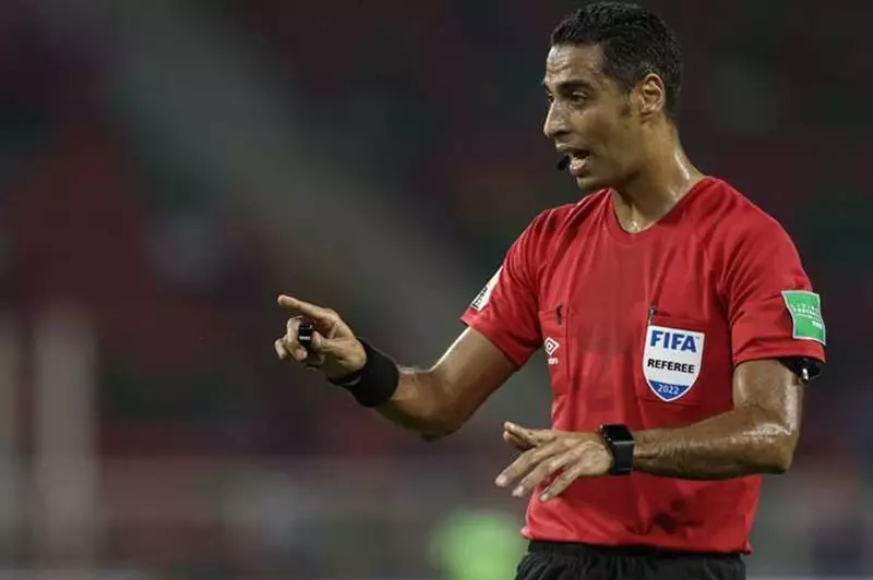 تعيين أمين عمر حكماً رسمياً لمباراة الأهلي وفاركو