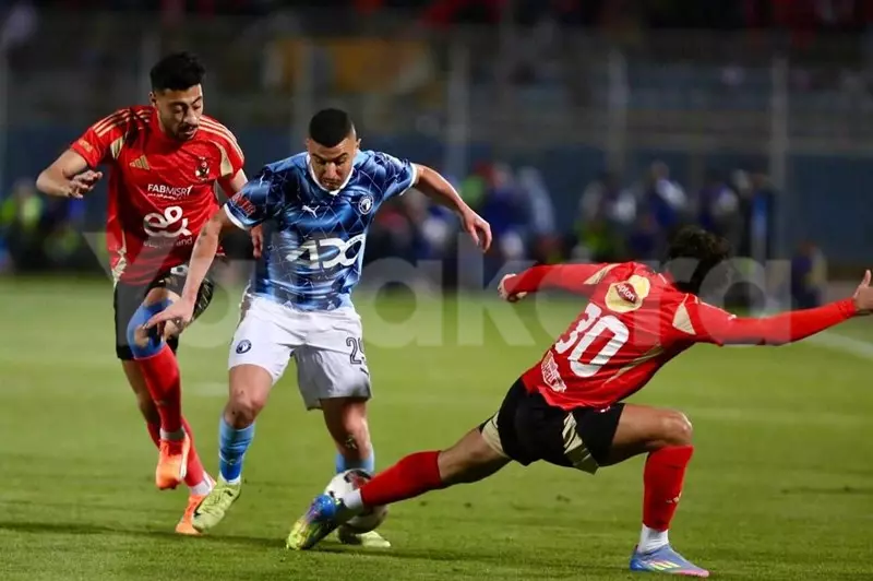 فرص تتويج الأهلي وبيراميدز بلقب الدوري المصري تشتد: من سيحمل اللقب؟