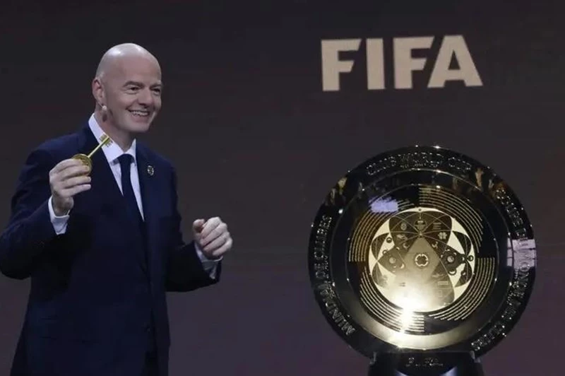 شعار بطل كأس العالم للأندية 2025: يجدد حضوره على القميص لمدّة أربع سنوات
